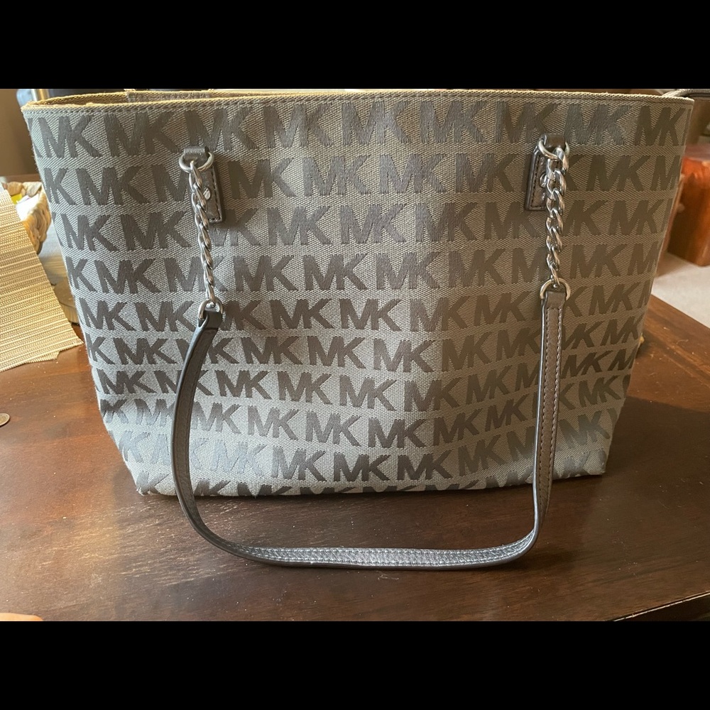 Michael Kors adorable light gray bag perfect size with zipper